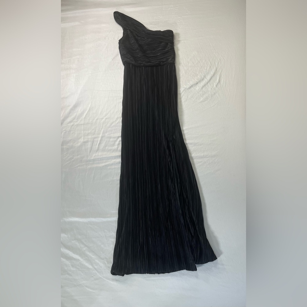 Lulu's Black One-Shoulder Pleated Maxi Gown